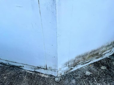 Banyonun kapısı çatlamış ve zemin karla kaplı..