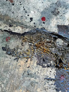 Ortasında kırmızı çiçek olan paslı metalden bir duvar..