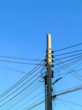 Gökyüzünde bir telefon direği.