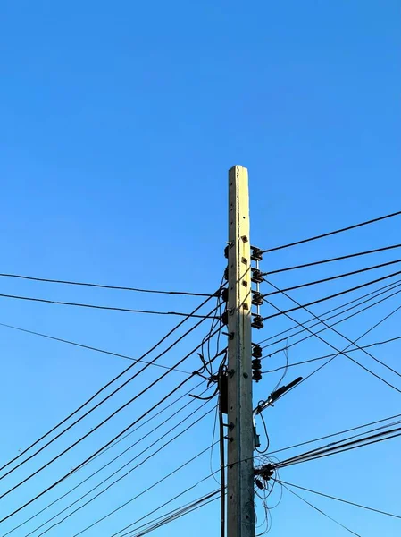 Gökyüzünde bir telefon direği.