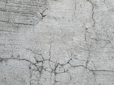 Çatlaklı beton bir duvarın yakın plan fotoğrafı..