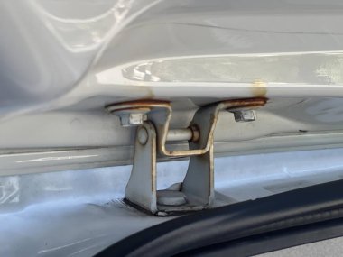 Paslı tamponu ve paslı tamponu olan bir arabanın fotoğrafı..