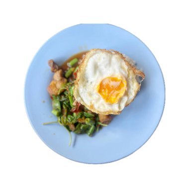 Tepesinde sahanda yumurta olan bir tabak yemeğin fotoğrafı..