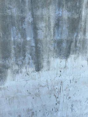 Duvarın yakınındaki kardaki yangın musluğunun fotoğrafı..