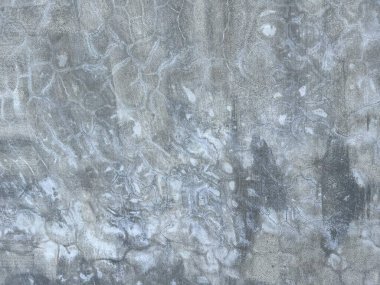 Kaykayla beton kaplı bir rampadan inen bir adamın fotoğrafı..