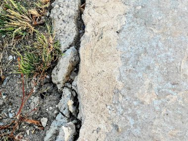 Yerdeki iki kayanın arasındaki çatlağın fotoğrafı..