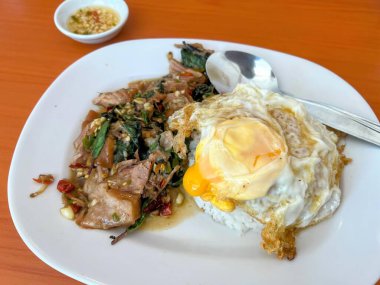 Çatal ve kaşıkla bir tabak yemeğin fotoğrafı..