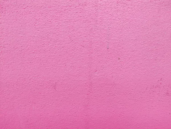 Üzerinde küçük beyaz bir saat olan pembe bir duvarın fotoğrafı..