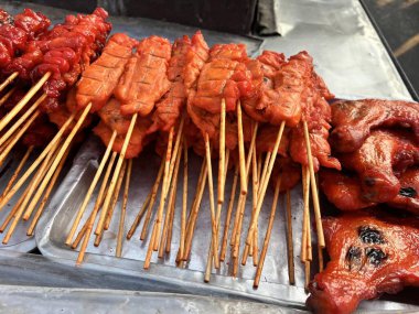 Bir tepsi şiş et ve et şişinin fotoğrafı..