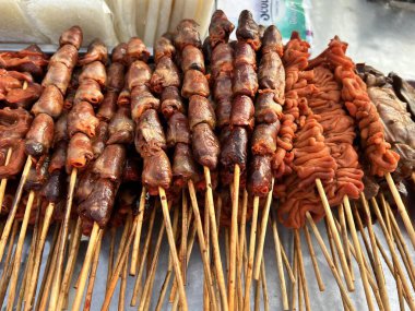 Çubuklarda bir grup şiş etin fotoğrafı..