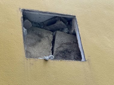 Kırık camlı bir pencerenin fotoğrafı..