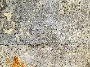 Çimento duvarının tepesinde duran yangın musluğunun fotoğrafı..