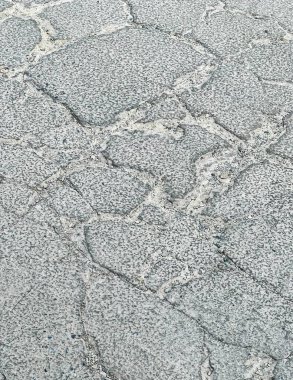 Yangın musluğu ve yangın musluğu olan bir caddenin fotoğrafı..