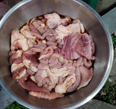 Masada oturan bir et kasesinin fotoğrafı..