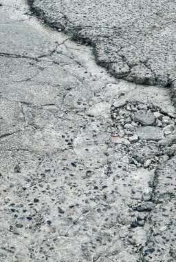 Yoldaki yangın musluğuyla bir çatlağın fotoğrafı..