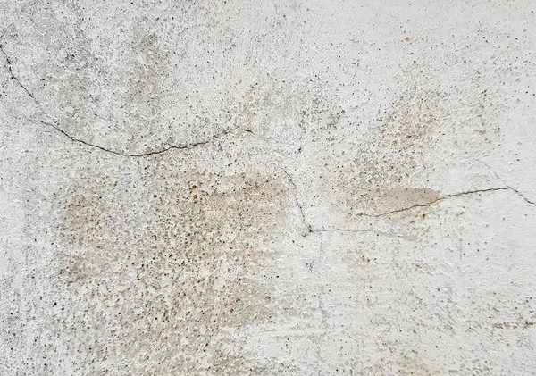 İçinde çatlak olan beyaz bir duvarın fotoğrafı..