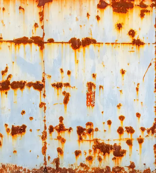 Una Fotografía Una Pared Metal Oxidado Con Cielo Azul Fondo — Foto de Stock