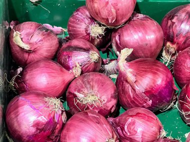 Yeşil kapaklı kırmızı soğan kasasının fotoğrafı..