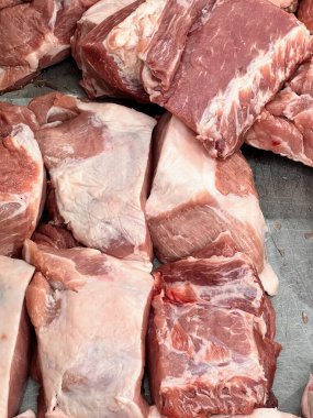 Masadaki bir et demetinin fotoğrafı..