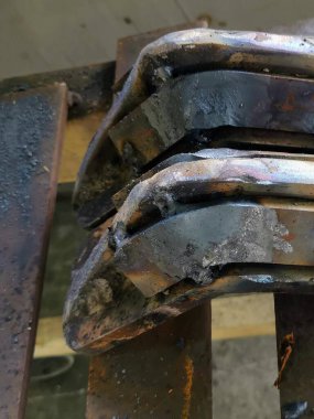 Paslı ve paslı metal parçaları olan metal bir nesnenin fotoğrafı..