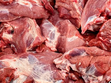 Bir masanın üzerinde oturan bir grup etin fotoğrafı..