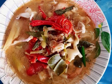 Sebze ve etli bir kase çorbanın fotoğrafı..