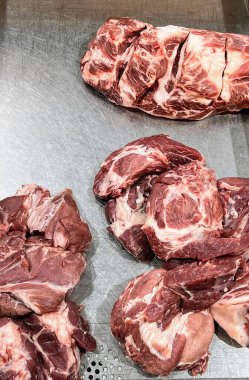 Metal tepside bir grup etin fotoğrafı..