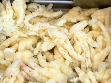 Çatalla bir kase kızarmış yemeğin fotoğrafı..