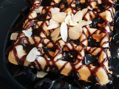 Çikolata soslu ve fındıklı waffle 'ın fotoğrafı..