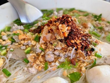 Bir kase etli ve sebzeli eriştenin fotoğrafı..