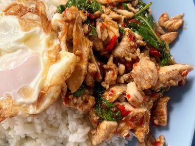 Pirinç ve yumurtalı bir tabak yemeğin fotoğrafı..