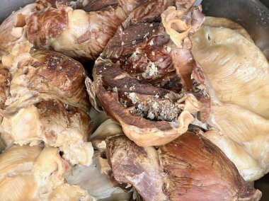 Et ve sebzelerle dolu bir tencerenin fotoğrafı..