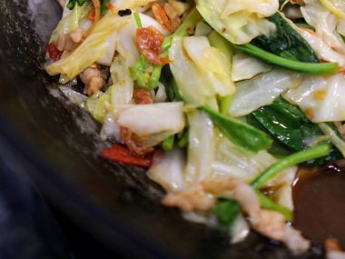 Tavada et ve sebzeli kızartma fotoğrafı..