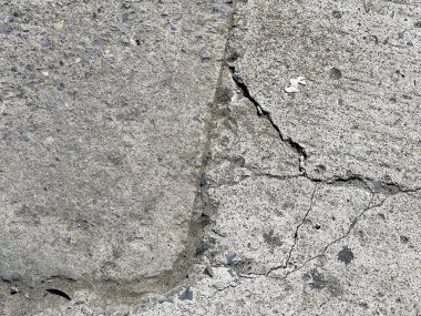 Kaldırımın betonundaki çatlağın fotoğrafı..