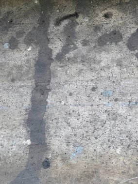 Kaldırımda şemsiyeyle dikilen bir kişinin fotoğrafı..