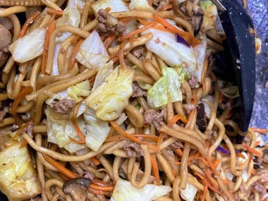 Bir kase etli ve sebzeli eriştenin fotoğrafı..