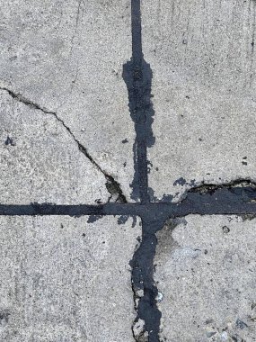 Kaldırımdaki kırık bir sokak tabelasının fotoğrafı..