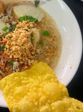 Bir kase çorbanın fotoğrafı, yanında da ekmek..