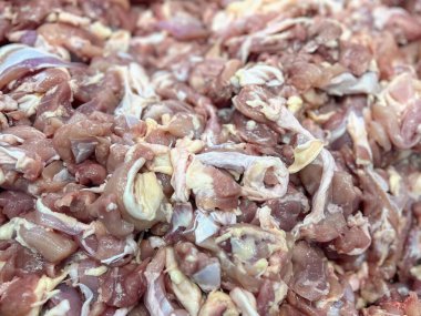 Bir yığın çiğ et, soğan ve et ezmesi..