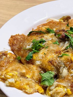 Et ve sebzeli bir tabak yemeğin fotoğrafı..