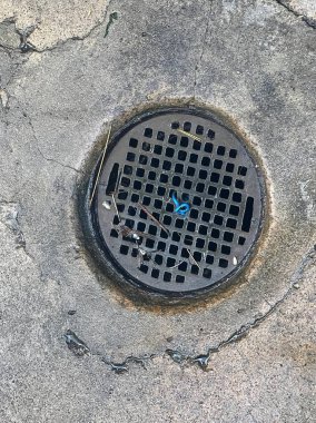 Üzerinde mavi ok olan bir drenajın fotoğrafı..