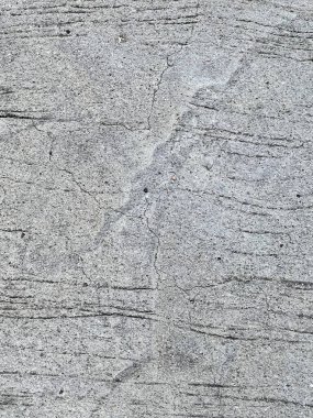 Kaldırımda kaykayla yürüyen bir kişinin fotoğrafı..