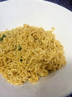 Bir tabak masanda çatal olan eriştenin fotoğrafı..