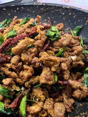 Et ve sebzeli bir tabak yemeğin fotoğrafı..