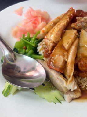 Et, pirinç ve sebzeli bir tabak yemeğin fotoğrafı..