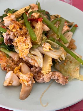 Sebzeli ve etli bir tabak yemeğin fotoğrafı..