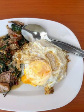 Çatal ve kaşıkla bir tabak yemeğin fotoğrafı..