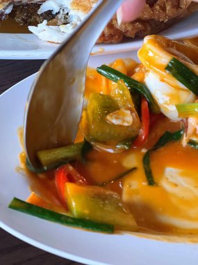 İçinde çatal olan bir tabak yemeğin fotoğrafı..