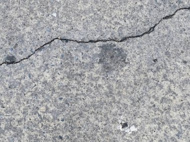 Betondaki çatlağın fotoğrafı zemindeki çatlağı gösteriyor..