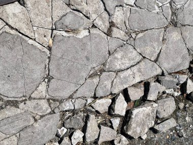 Siyah bir şemsiyeyle kaldırımda yürüyen bir kişinin fotoğrafı..